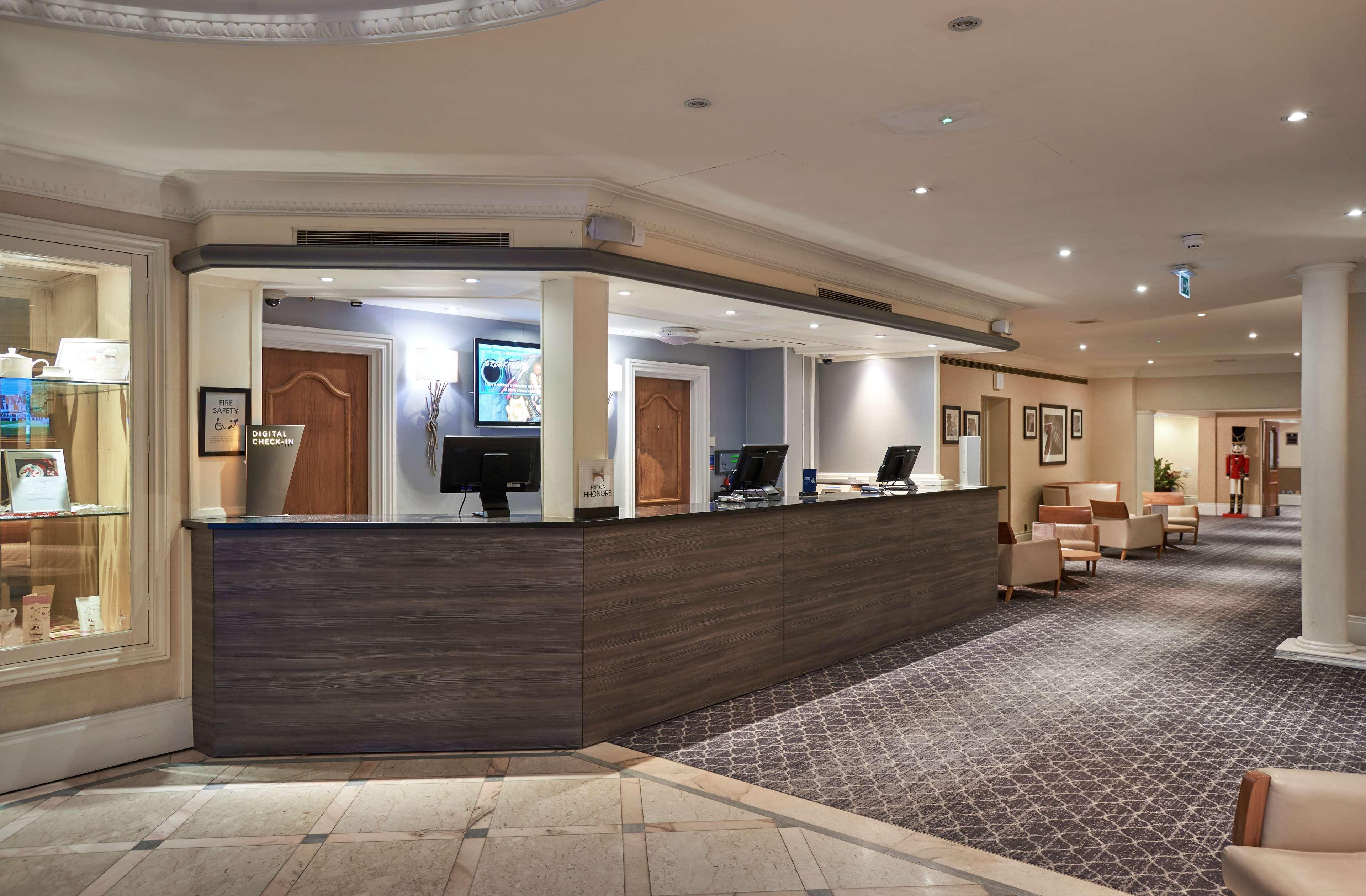 Doubletree By Hilton St. Anne'S Manor Hotel Bracknell Exterior photo